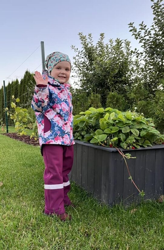Jaka ar peoniju ziediem un violetas krāsas bikses