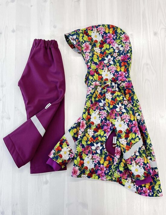 Sīki ziedi uz zila pamata